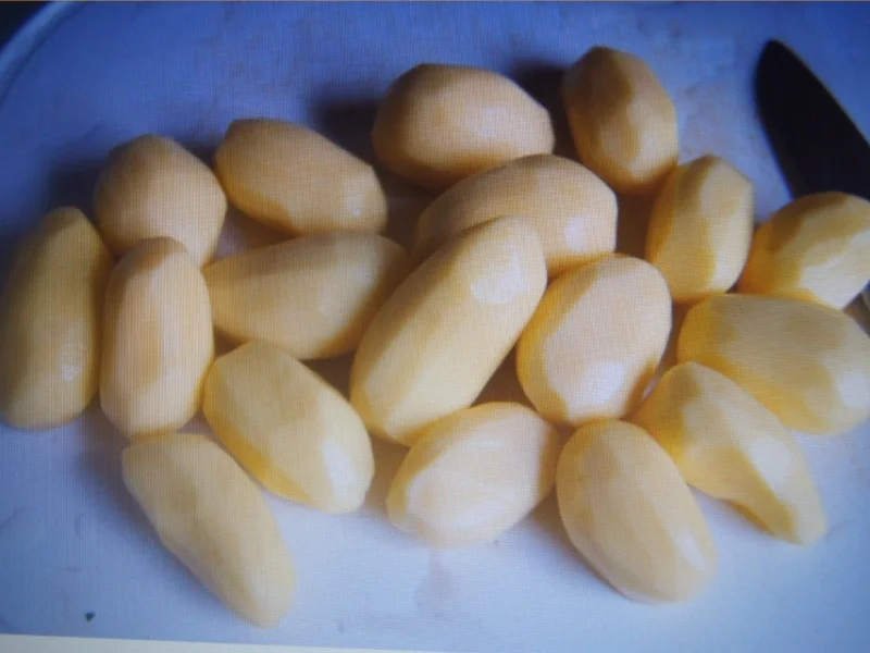 Pochierte Eier mit Kräutern, gelben Kartoffelstampf und Sauce - Rezept - Bild Nr. 6079