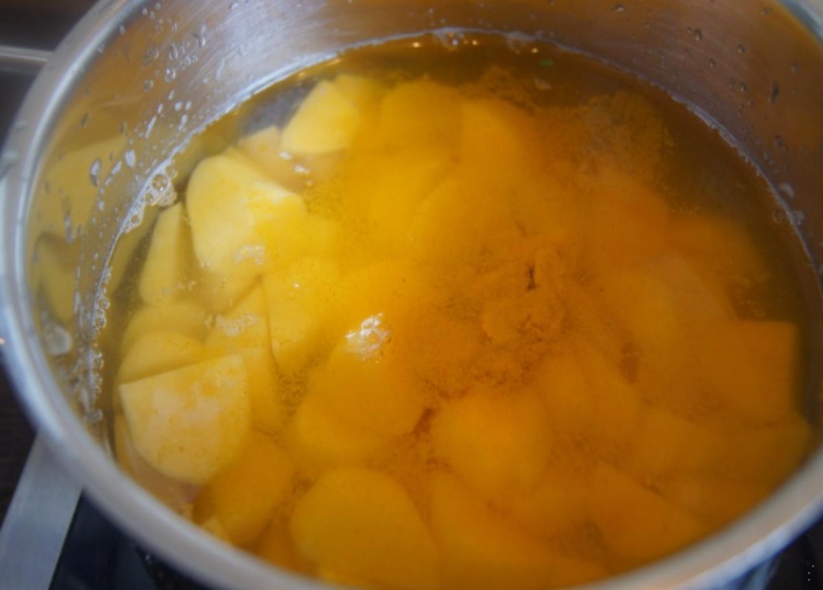 Pochierte Eier mit Kräutern, gelben Kartoffelstampf und Sauce - Rezept - Bild Nr. 6080