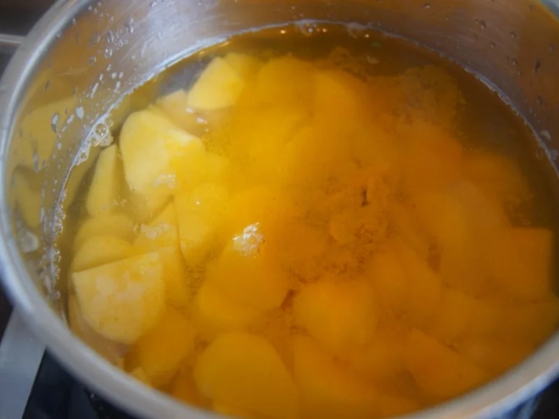 Pochierte Eier mit Kräutern, gelben Kartoffelstampf und Sauce - Rezept - Bild Nr. 6080