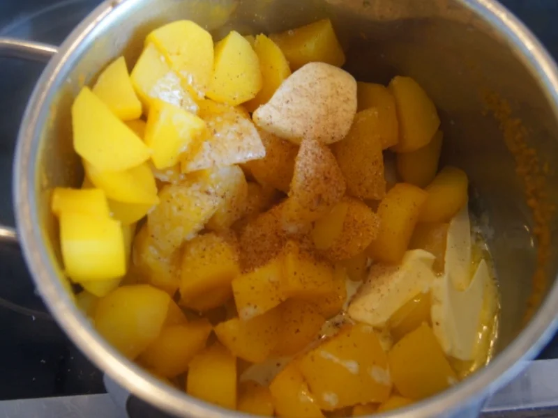 Pochierte Eier mit Kräutern, gelben Kartoffelstampf und Sauce - Rezept - Bild Nr. 6081