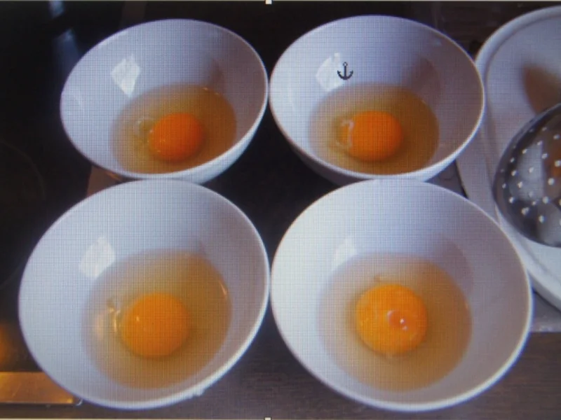 Pochierte Eier mit Kräutern, gelben Kartoffelstampf und Sauce - Rezept - Bild Nr. 6084