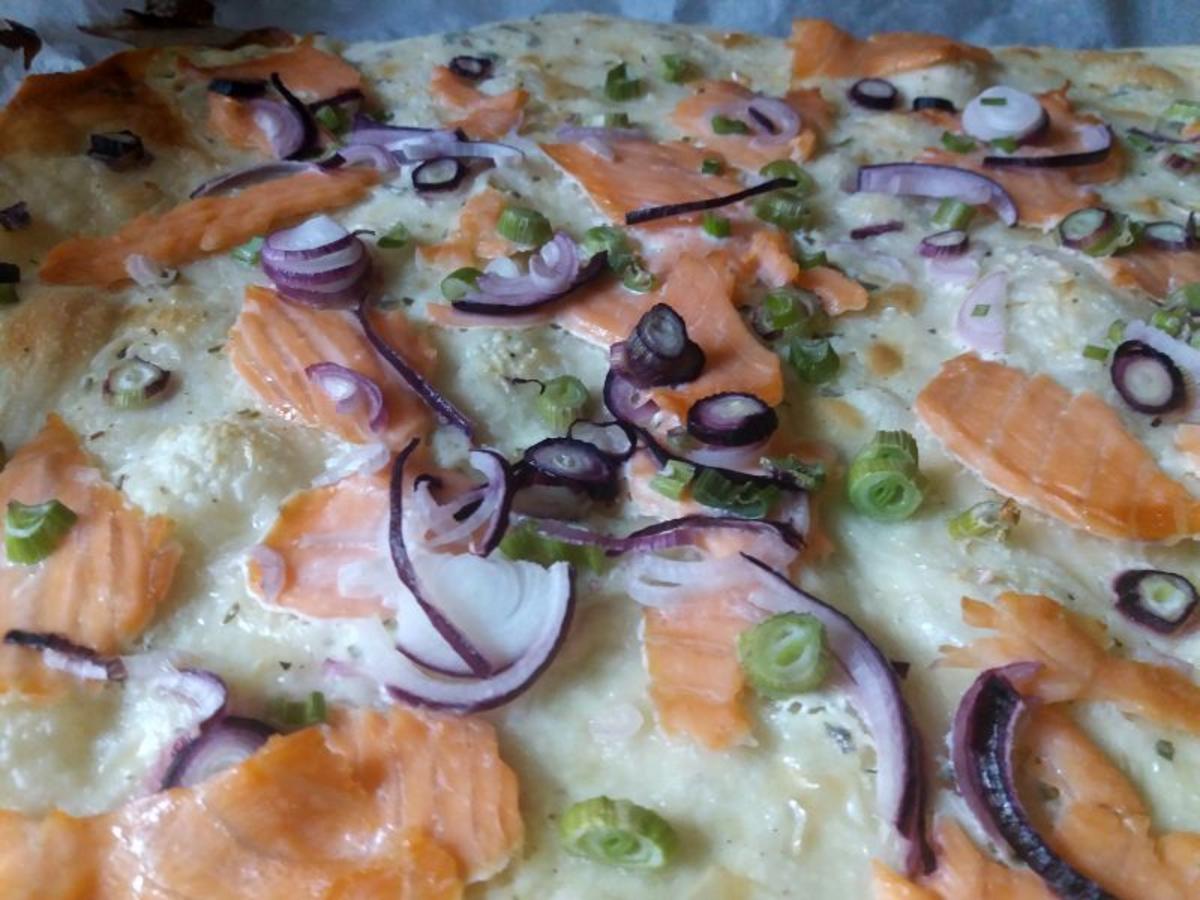 Bilder für Flammkuchen mit Lachs und rotem Zwiebel - Rezept