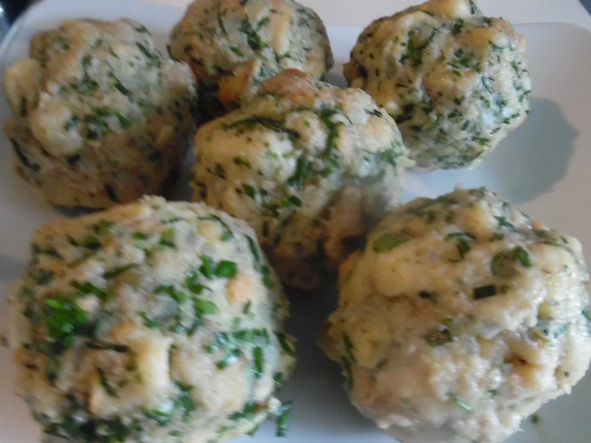 Rezept: Kräuter-Semmel-Knödel in Speck-Rahmsoße Bild Nr. 3 Kräuter-Semmel-Knödel in Speck-Rahmsoße - Rezept - Bild Nr. 3
