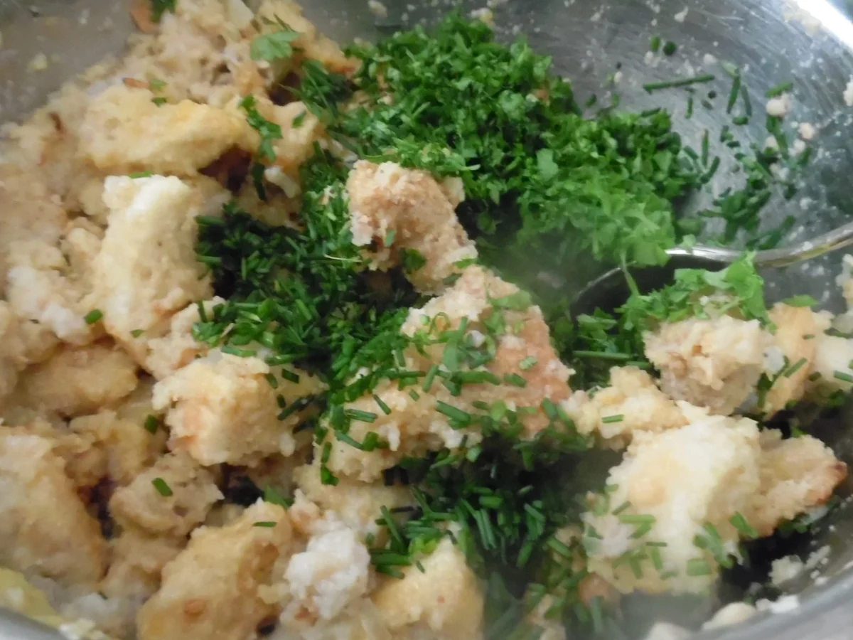 Rezept: Kräuter-Semmel-Knödel in Speck-Rahmsoße Bild Nr. 4 Kräuter-Semmel-Knödel in Speck-Rahmsoße - Rezept - Bild Nr. 4