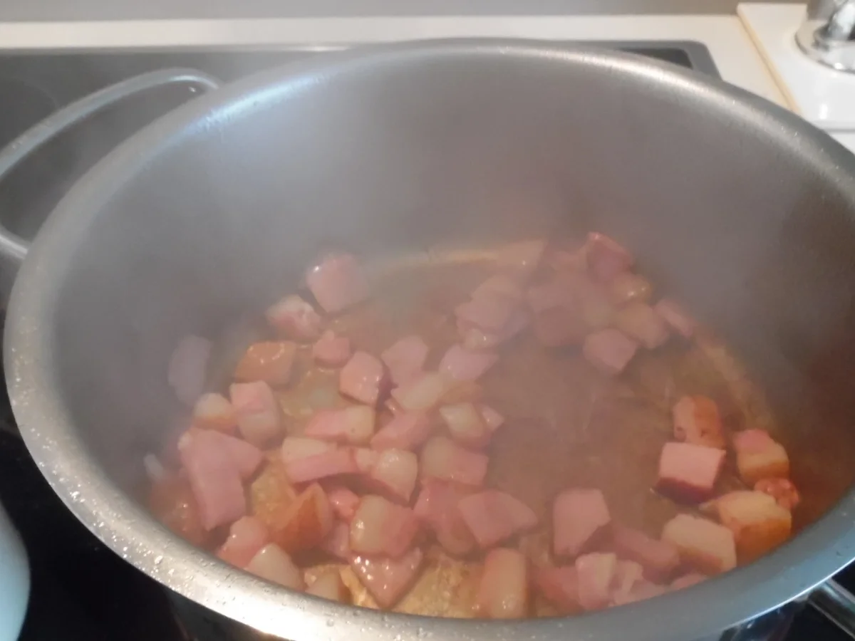 Rezept: Kräuter-Semmel-Knödel in Speck-Rahmsoße Bild Nr. 6 Kräuter-Semmel-Knödel in Speck-Rahmsoße - Rezept - Bild Nr. 6