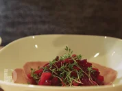Rote-Bete-Apfel-Salat auf Schinkenbett mit geröstetem Buchweizen - Rezept - Bild Nr. 2
