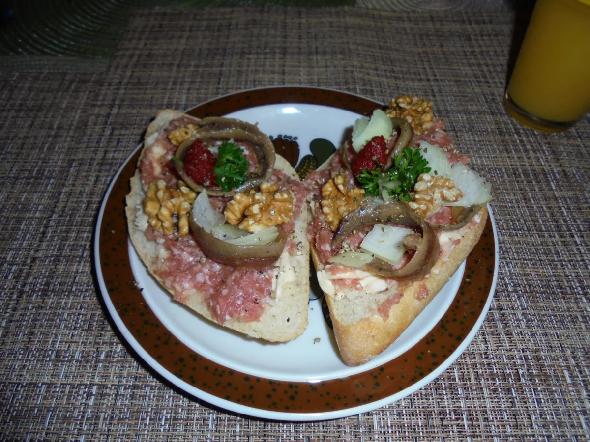 Rezept: Partybrötchen pikant mit Mett und Sardellen Bild Nr. 2 Partybrötchen pikant mit Mett und Sardellen - Rezept - Bild Nr. 2