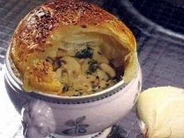 Gedeckte Zwiebelsuppe - Rezept