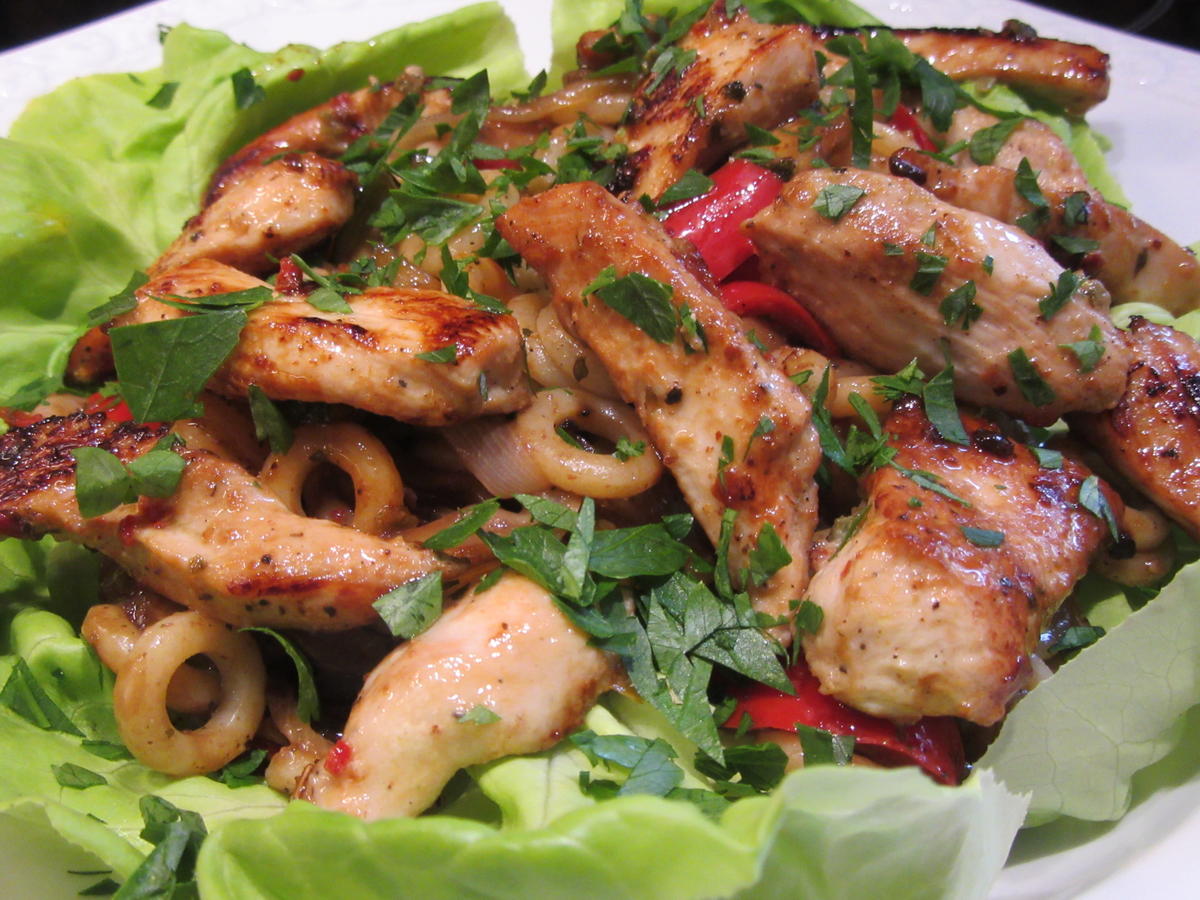 Salate: Pastasalat mit Ofengemüse und marinierten Hähnchenbruststreifen ...