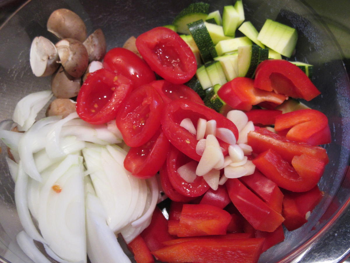 Salate: Pastasalat mit Ofengemüse und marinierten Hähnchenbruststreifen - Rezept - Bild Nr. 6077