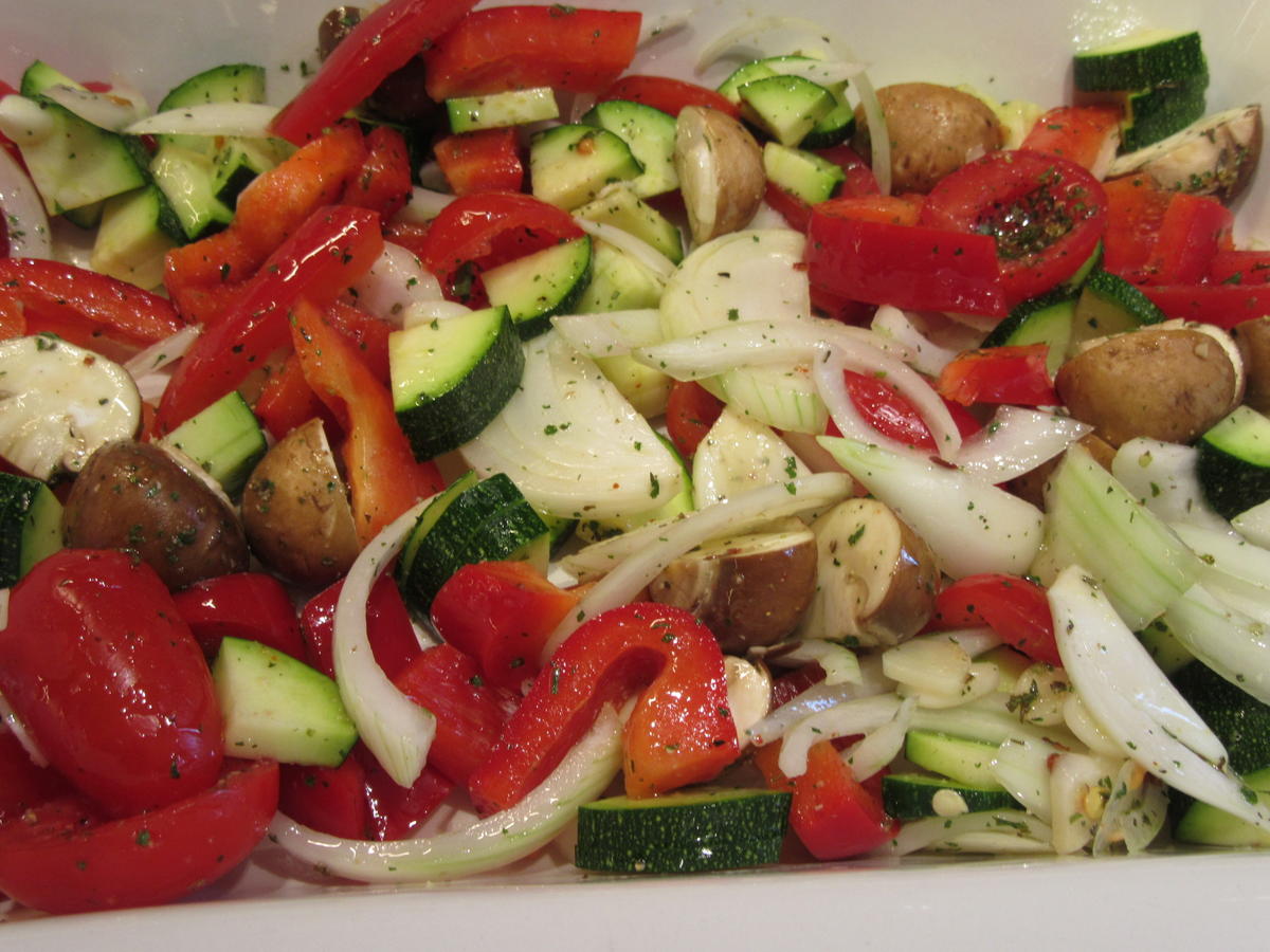 Salate: Pastasalat mit Ofengemüse und marinierten Hähnchenbruststreifen - Rezept - Bild Nr. 6078