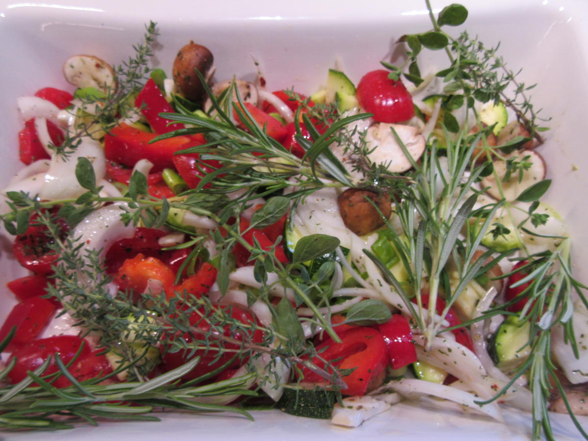 Salate: Pastasalat mit Ofengemüse und marinierten Hähnchenbruststreifen - Rezept - Bild Nr. 6079
