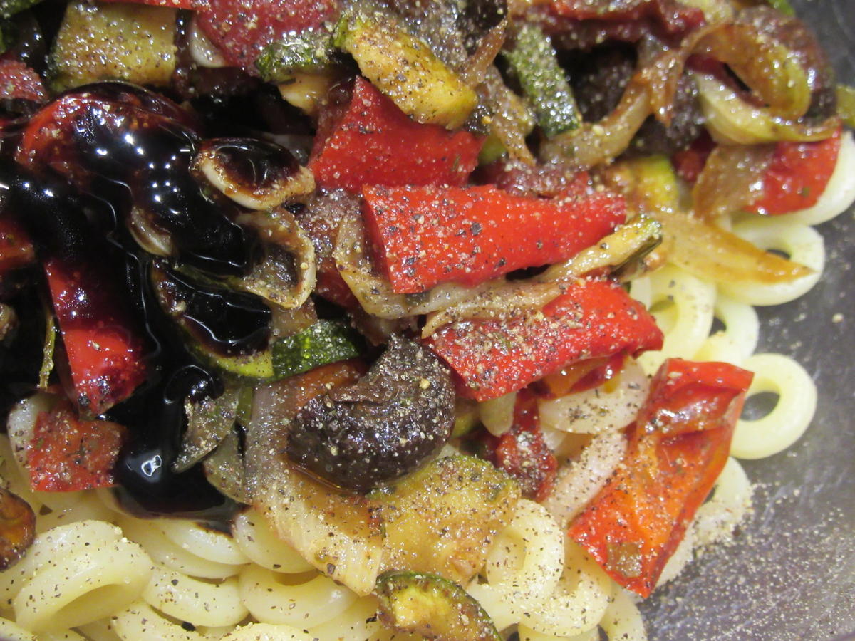 Salate: Pastasalat mit Ofengemüse und marinierten Hähnchenbruststreifen - Rezept - Bild Nr. 6081