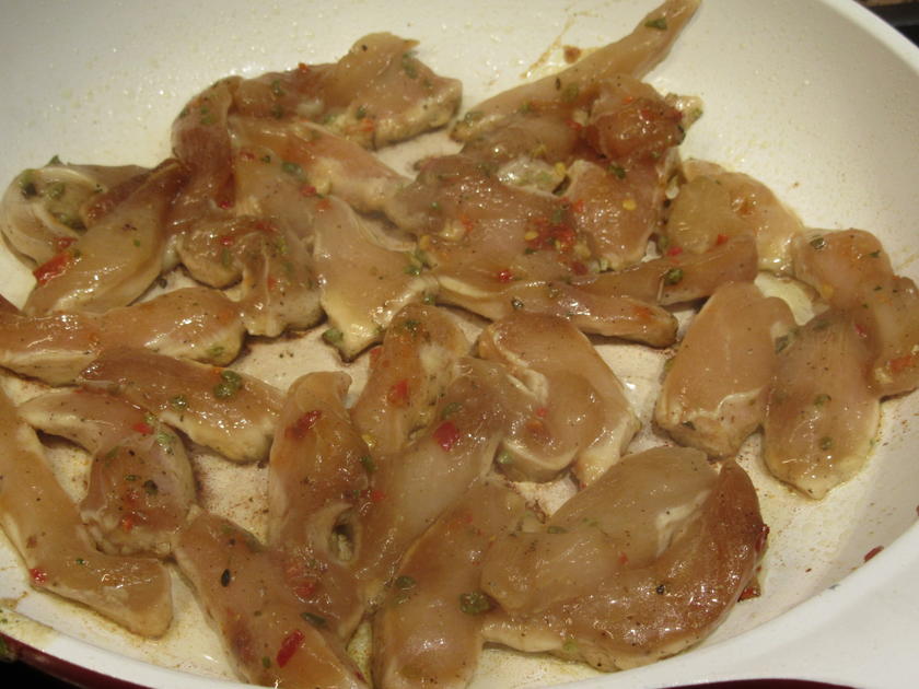 Salate: Pastasalat mit Ofengemüse und marinierten Hähnchenbruststreifen ...