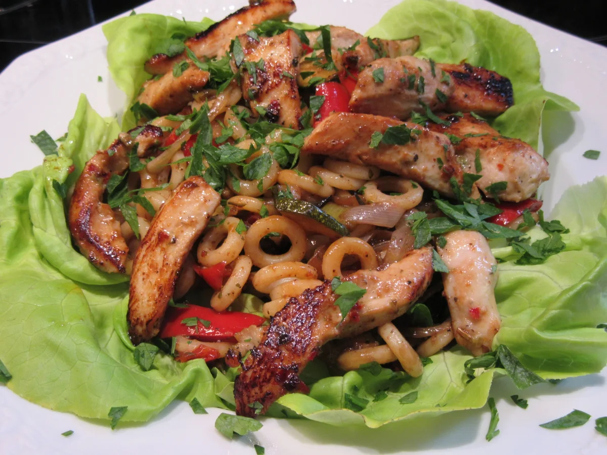 Salate: Pastasalat mit Ofengemüse und marinierten Hähnchenbruststreifen - Rezept - Bild Nr. 6085