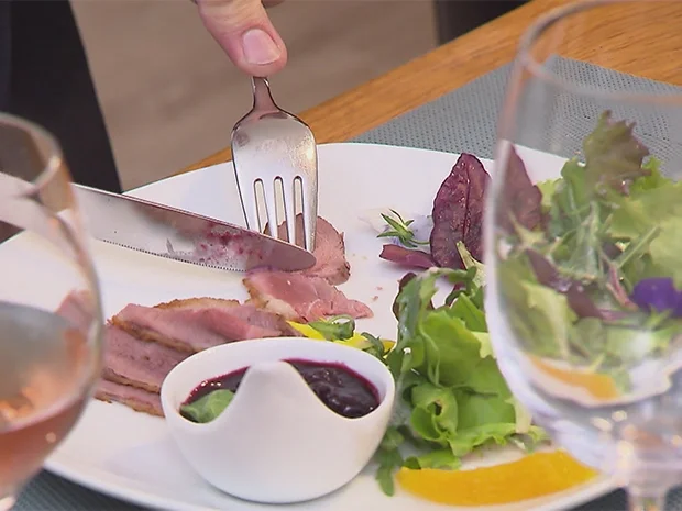 Rezept: Kaltgeräucherte Entenbrust an Blaubeerjus und Wildblütensalat Bild Nr. 2 Kaltgeräucherte Entenbrust an Blaubeerjus und Wildblütensalat - Rezept - Bild Nr. 2