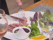 Kaltgeräucherte Entenbrust an Blaubeerjus und Wildblütensalat - Rezept - Bild Nr. 2