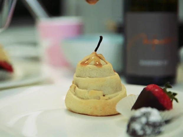 Rezept: Beschwipste Birne im Teigmantel mit Walnusseis und süßem Fruchtregen Bild Nr. 2 Beschwipste Birne im Teigmantel mit Walnusseis und süßem Fruchtregen - Rezept - Bild Nr. 2