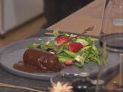 Kalbsroulade mit lauwarmem Sommersalat, Parmasegel und selbstgemachtem Baguette - Rezept - Bild Nr. 6096