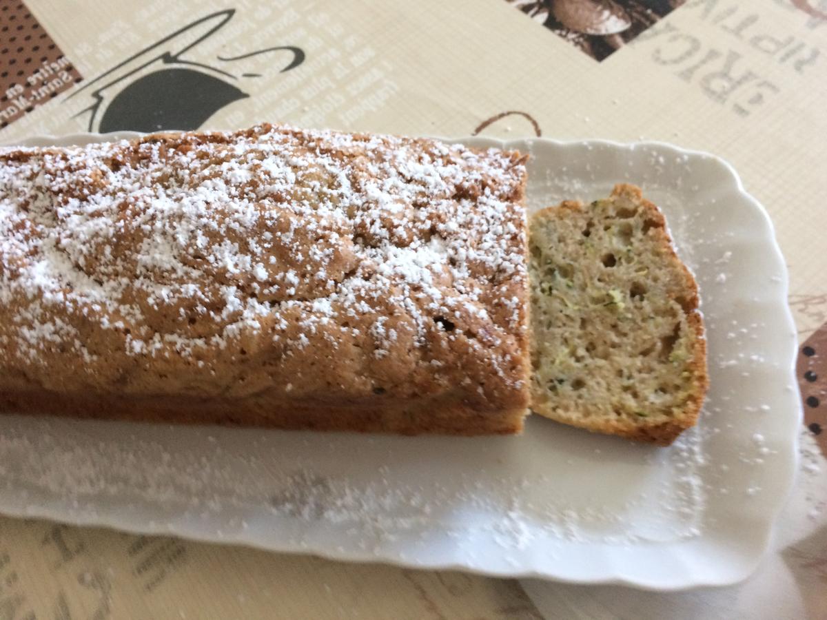 Saftiger Zucchinikuchen - einfach - von schildi70