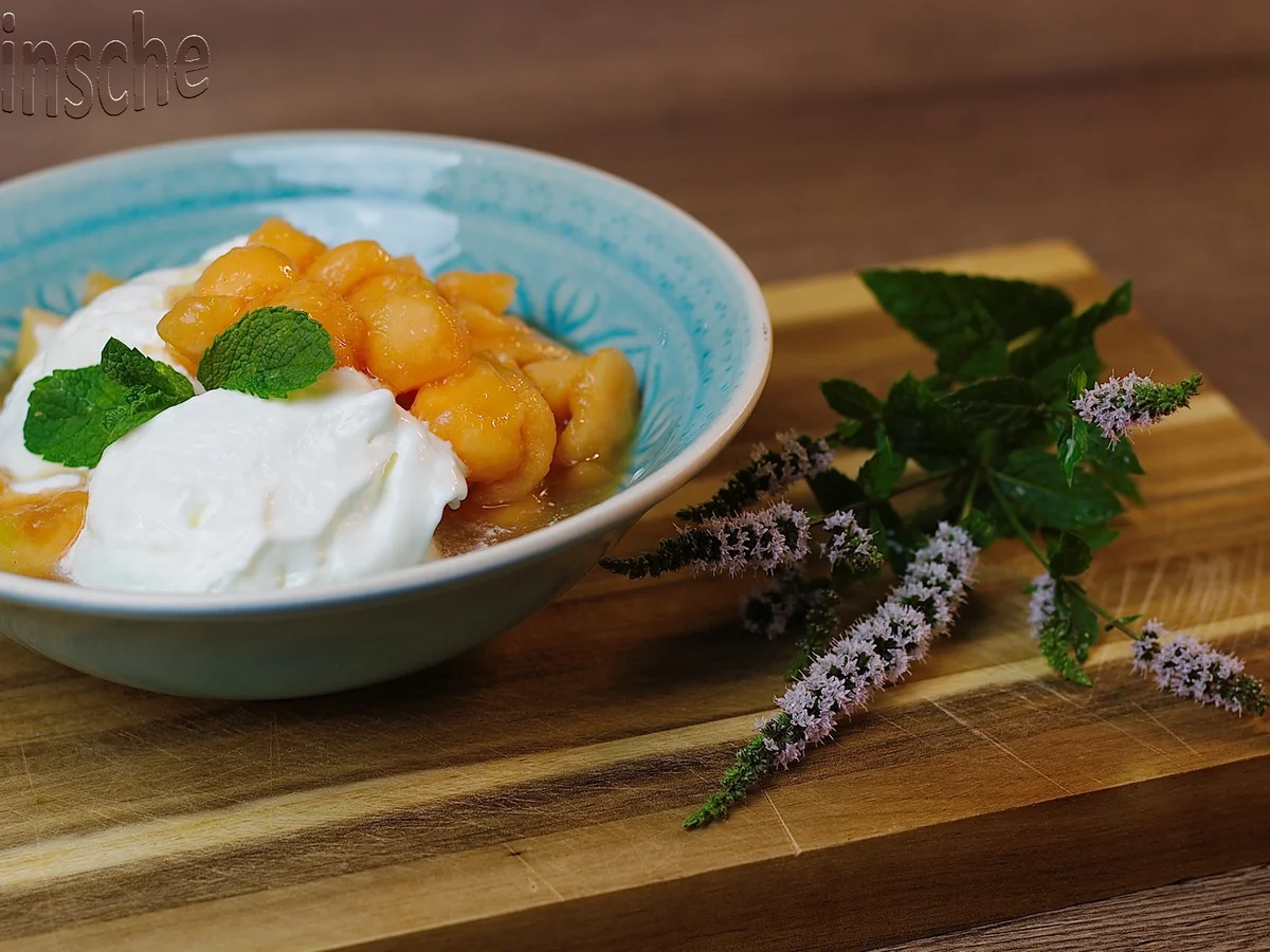 Rezept: Marinierte Melone an Joghurt-Sahne-Eis - HERRLICH- Bild Nr. 6096 Marinierte Melone an Joghurt-Sahne-Eis - HERRLICH- - Rezept - Bild Nr. 6096