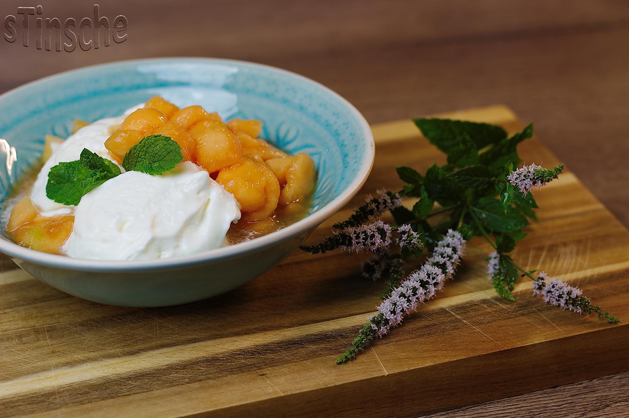 Bilder für Marinierte Melone an Joghurt-Sahne-Eis - HERRLICH- - Rezept