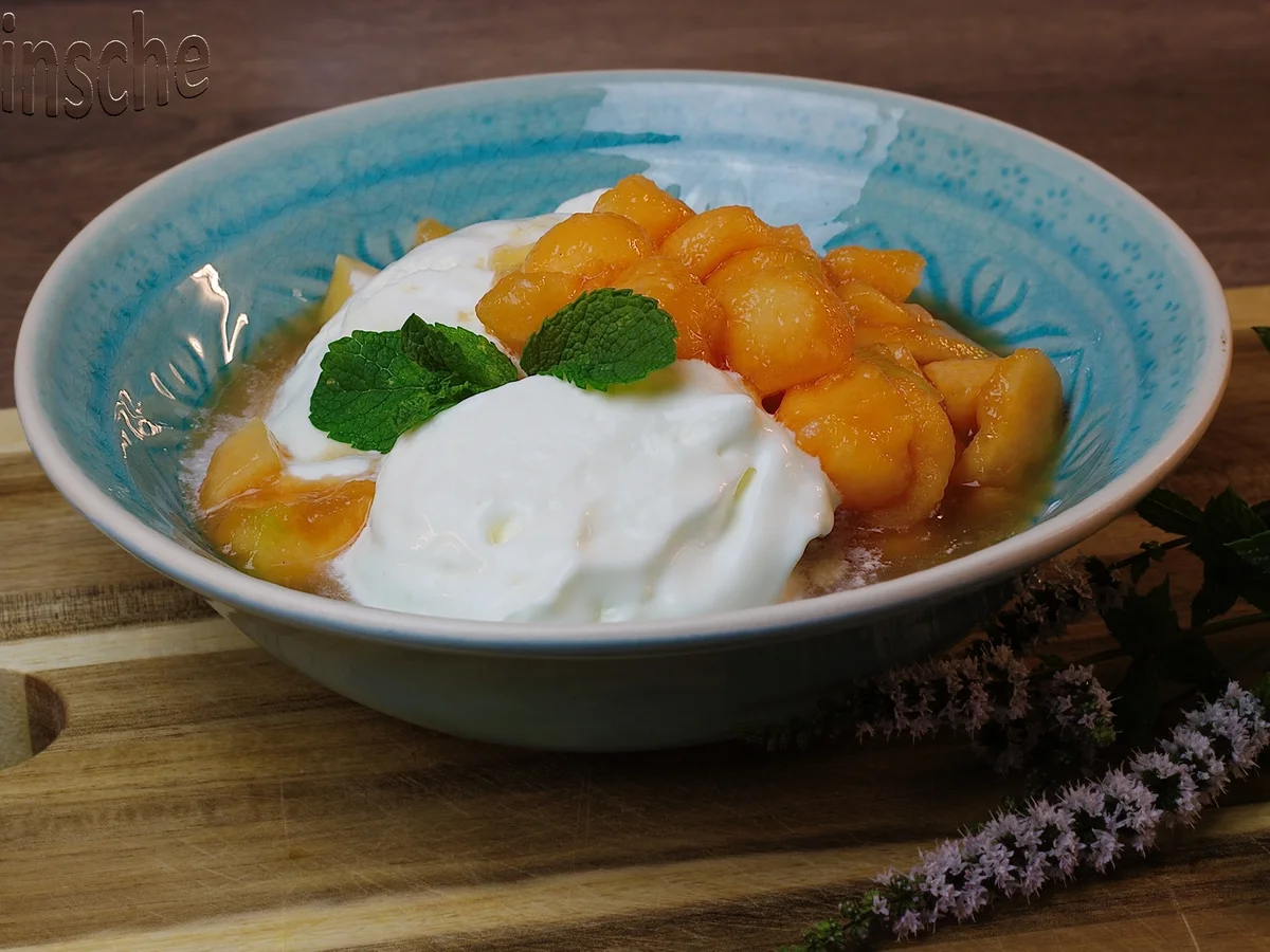 Rezept: Marinierte Melone an Joghurt-Sahne-Eis - HERRLICH- Bild Nr. 6097 Marinierte Melone an Joghurt-Sahne-Eis - HERRLICH- - Rezept - Bild Nr. 6097