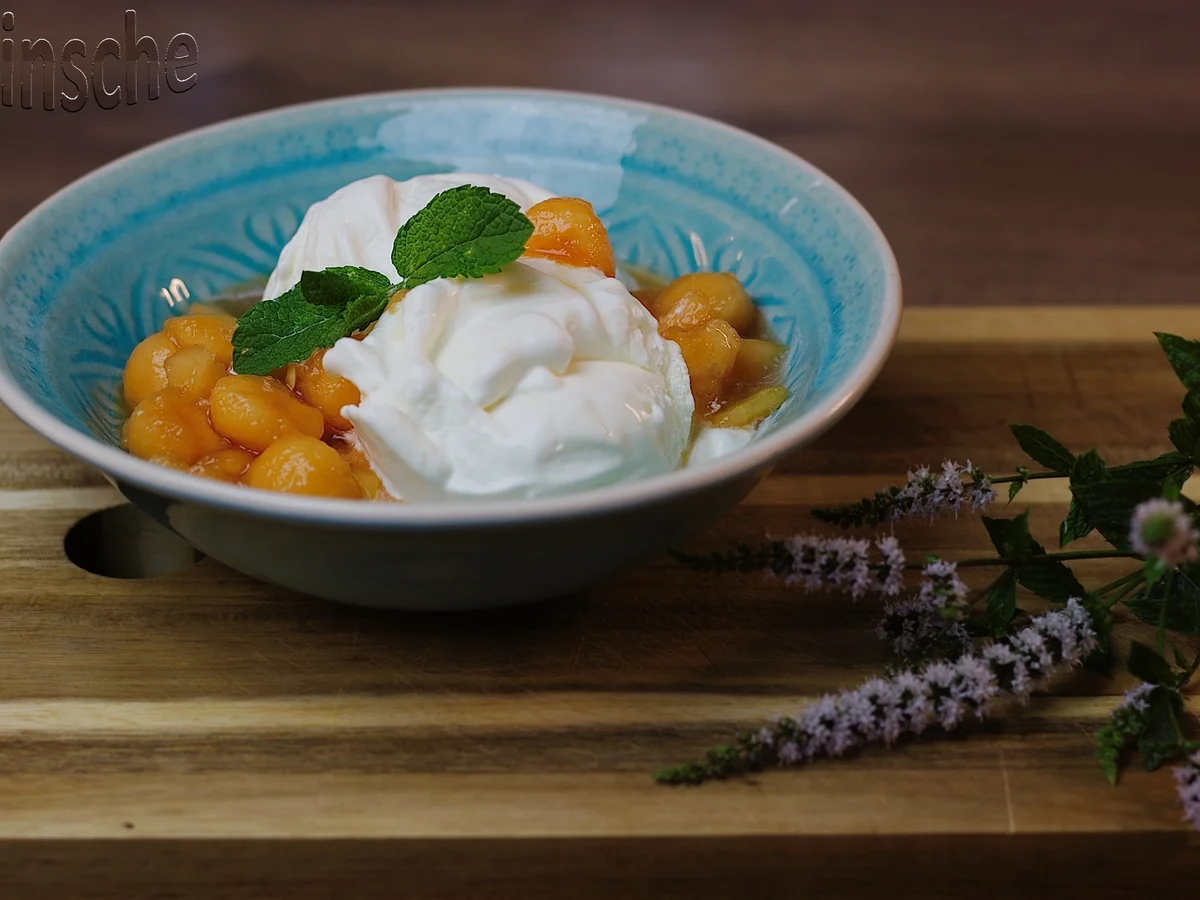 Rezept: Marinierte Melone an Joghurt-Sahne-Eis - HERRLICH- Bild Nr. 6098 Marinierte Melone an Joghurt-Sahne-Eis - HERRLICH- - Rezept - Bild Nr. 6098
