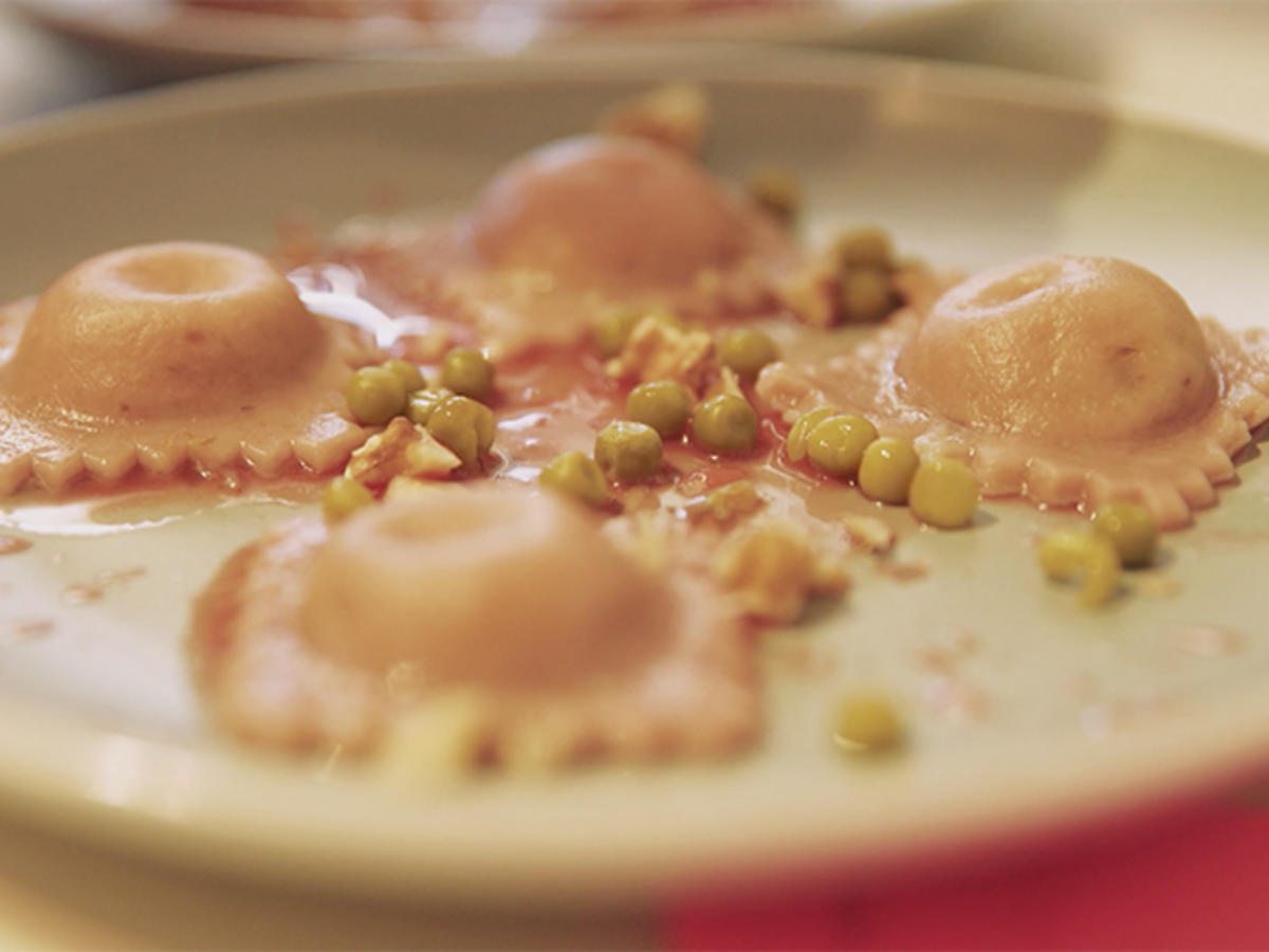 Rote Bete Ravioli mit Minze-Walnuss-Pesto auf Borscht-Reduktion - Rezept - Bild Nr. 6112