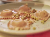 Rote Bete Ravioli mit Minze-Walnuss-Pesto auf Borscht-Reduktion - Rezept - Bild Nr. 6112