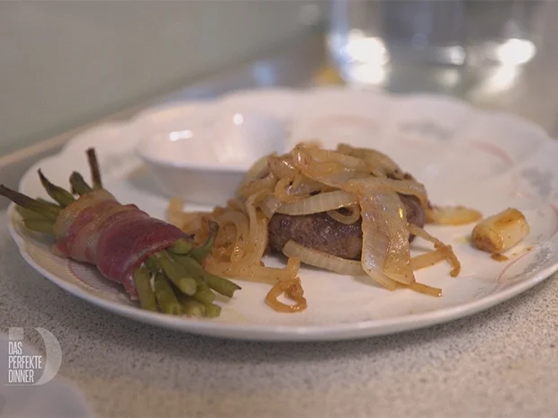 Dansk Bøf, Hasselbagt kartofler und Bohnen in Speck, dazu Omas Sommersalat - Rezept - Bild Nr. 6110