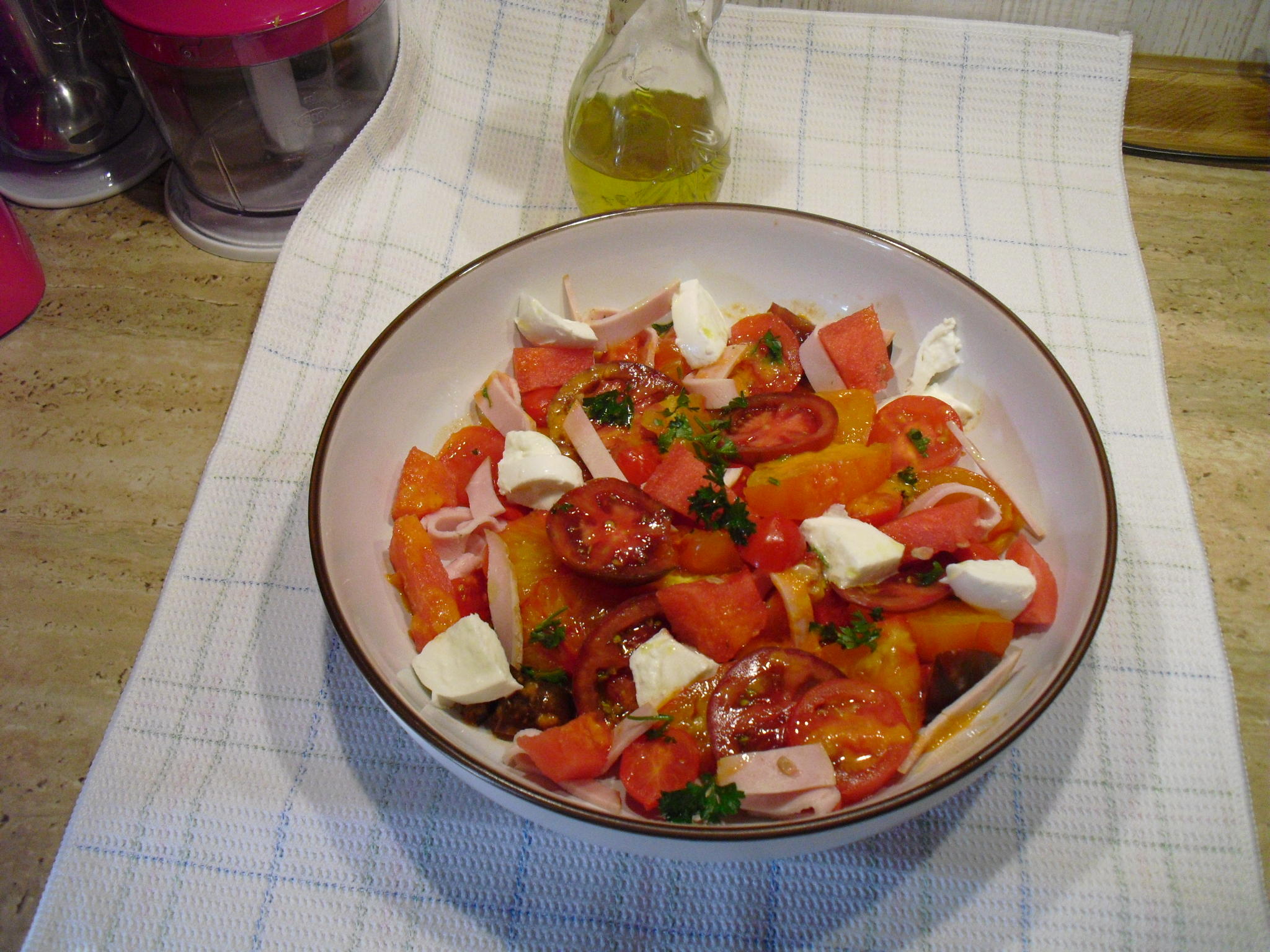 Bilder für Tomatensalat Eine bunte Vielfalt aus dem Treibhaus , mit Büffel Mozzarella ,und einem Dressing aus W. Melone und Sahne Meerrettich - Rezept