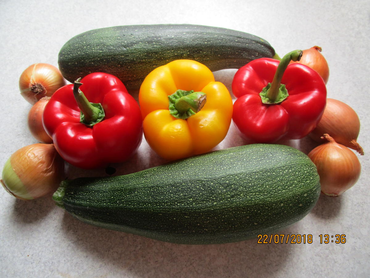 Eingemachtes: süß-sauer eingelegte Zucchini - Rezept - kochbar.de