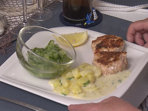 Lachsfrikadellen mit gestovten Kartoffeln & dänischem Gurkensalat - Rezept - Bild Nr. 6112