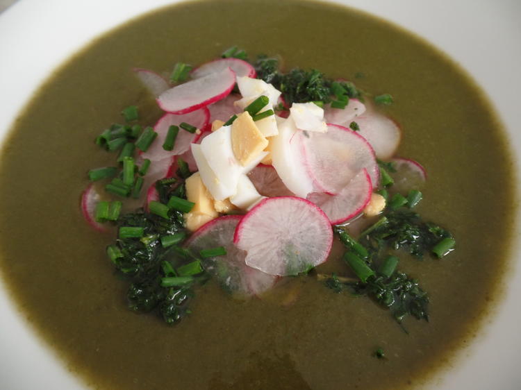 Spinatsuppe mit Ei und Radieschen - Rezept - kochbar.de