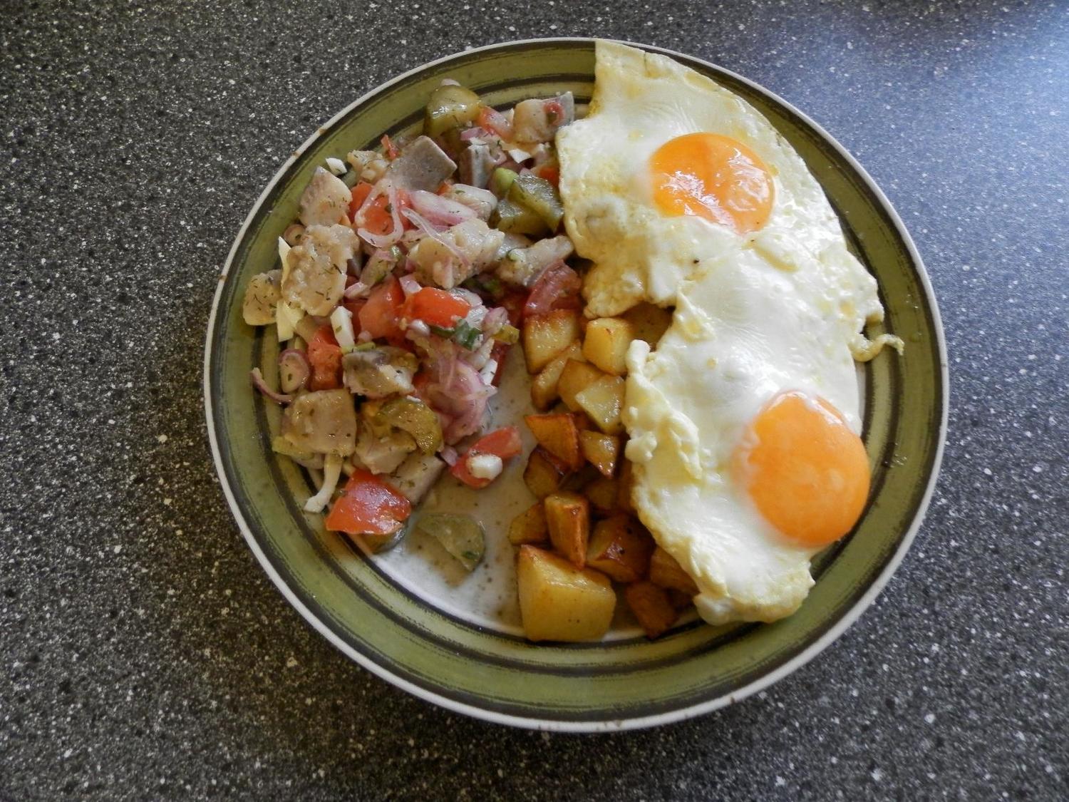 Matjessalat mit Bratkartoffeln und Spiegelei - Rezept - kochbar.de