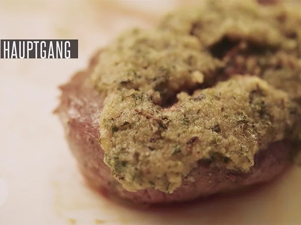 Rinderfilet in Kräuterkruste mit Spargel und Sellerie-Kartoffel-Püree - Rezept - Bild Nr. 2