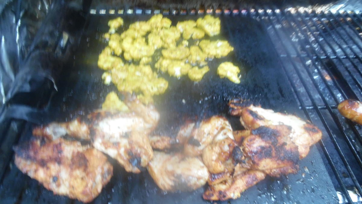 Huhn und Blumenkohl indisch vom Grill mit Joghurt-Minz-Dip - Rezept - Bild Nr. 6185