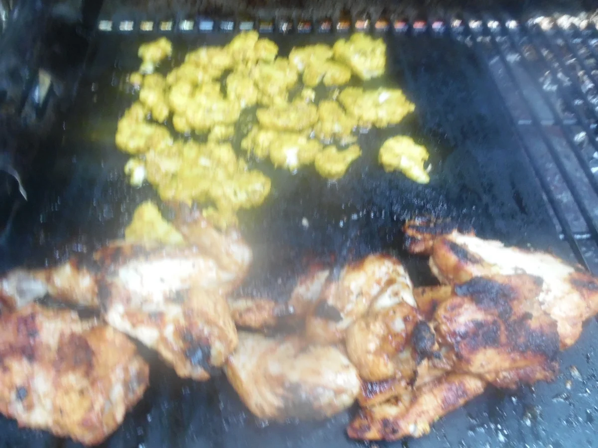 Rezept: Huhn und Blumenkohl indisch vom Grill mit Joghurt-Minz-Dip Bild Nr. 6185 Huhn und Blumenkohl indisch vom Grill mit Joghurt-Minz-Dip - Rezept - Bild Nr. 6185