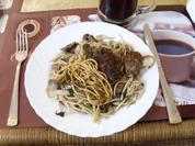 gebratene Spaghetti mit Champignons und Frikadelle - Rezept