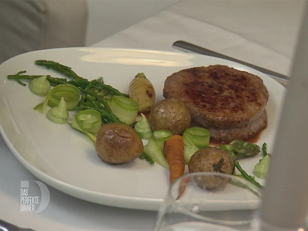 Rezept: Filetsteak mit einem „Gemüsebeet“ und Babykartoffel auf Kalbsjus Bild Nr. 2 Filetsteak mit einem „Gemüsebeet“ und Babykartoffel auf Kalbsjus - Rezept - Bild Nr. 2