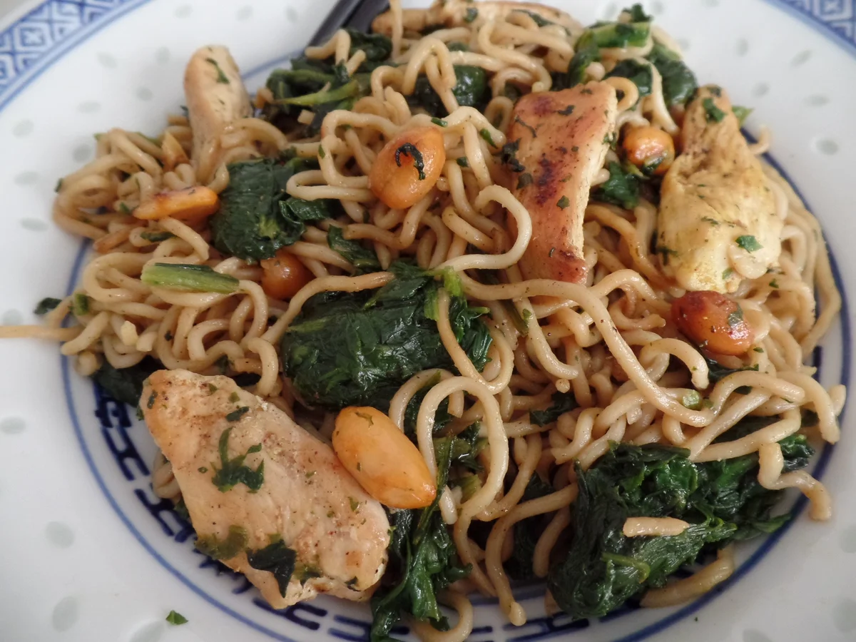 Rezept: Asia-Nudeln mit Hähnchenbrust und Spinat Bild Nr. 6192 Asia-Nudeln mit Hähnchenbrust und Spinat - Rezept - Bild Nr. 6192