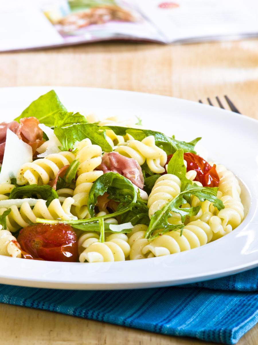 Bilder für Dinkelnudelsalat mit Joghurt-Salatcreme - Rezept