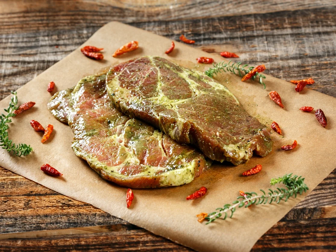 Schweinenacken mit Senf und Grill-Gewürzen  - Rezept - Bild Nr. 2