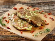 Schweinenacken mit Senf und Grill-Gewürzen  - Rezept - Bild Nr. 2