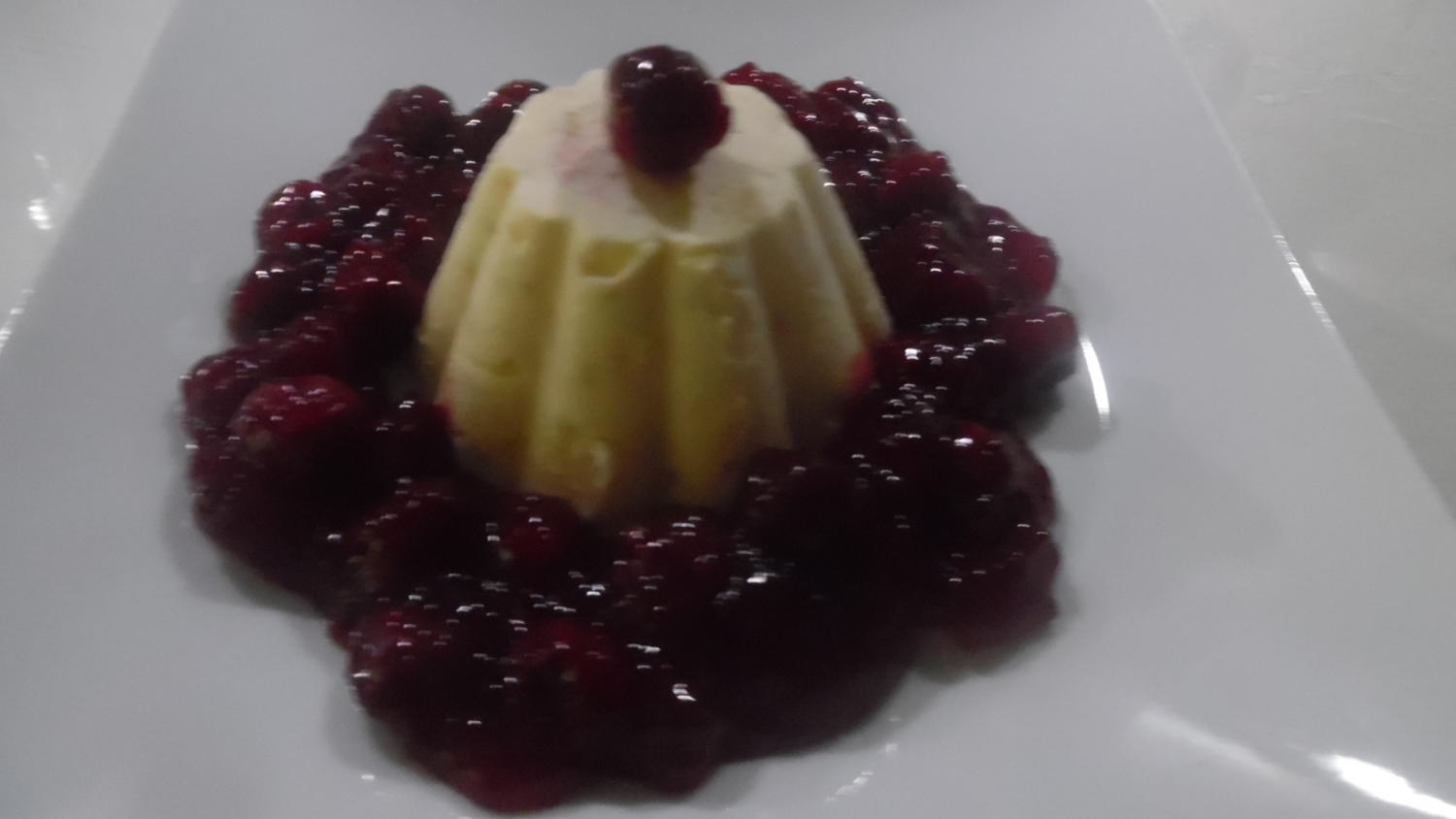 Geeister Milchreis mit Kirsch-Grütze - Rezept - kochbar.de