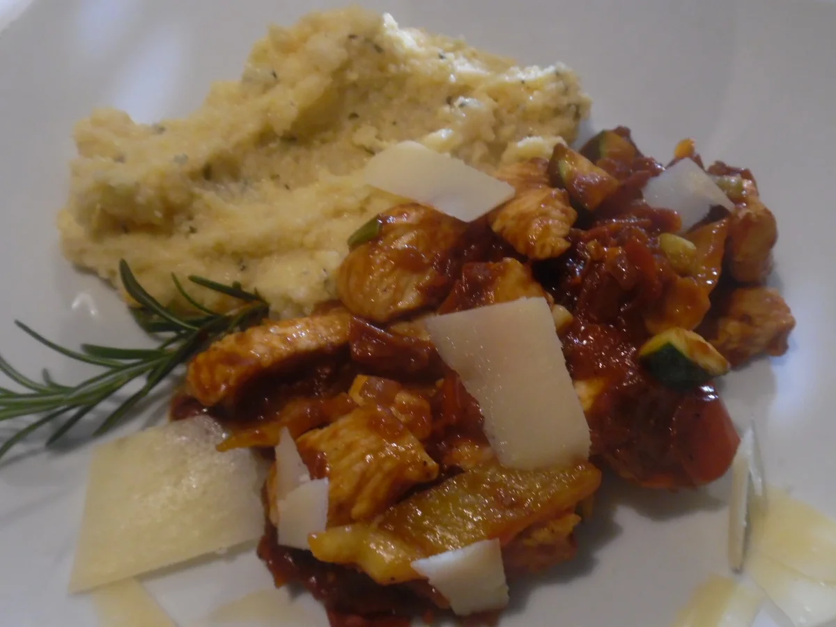 Mediterrane Puten-Pfanne mit cremiger Rosmarin-Polenta - Rezept - Bild Nr. 6208