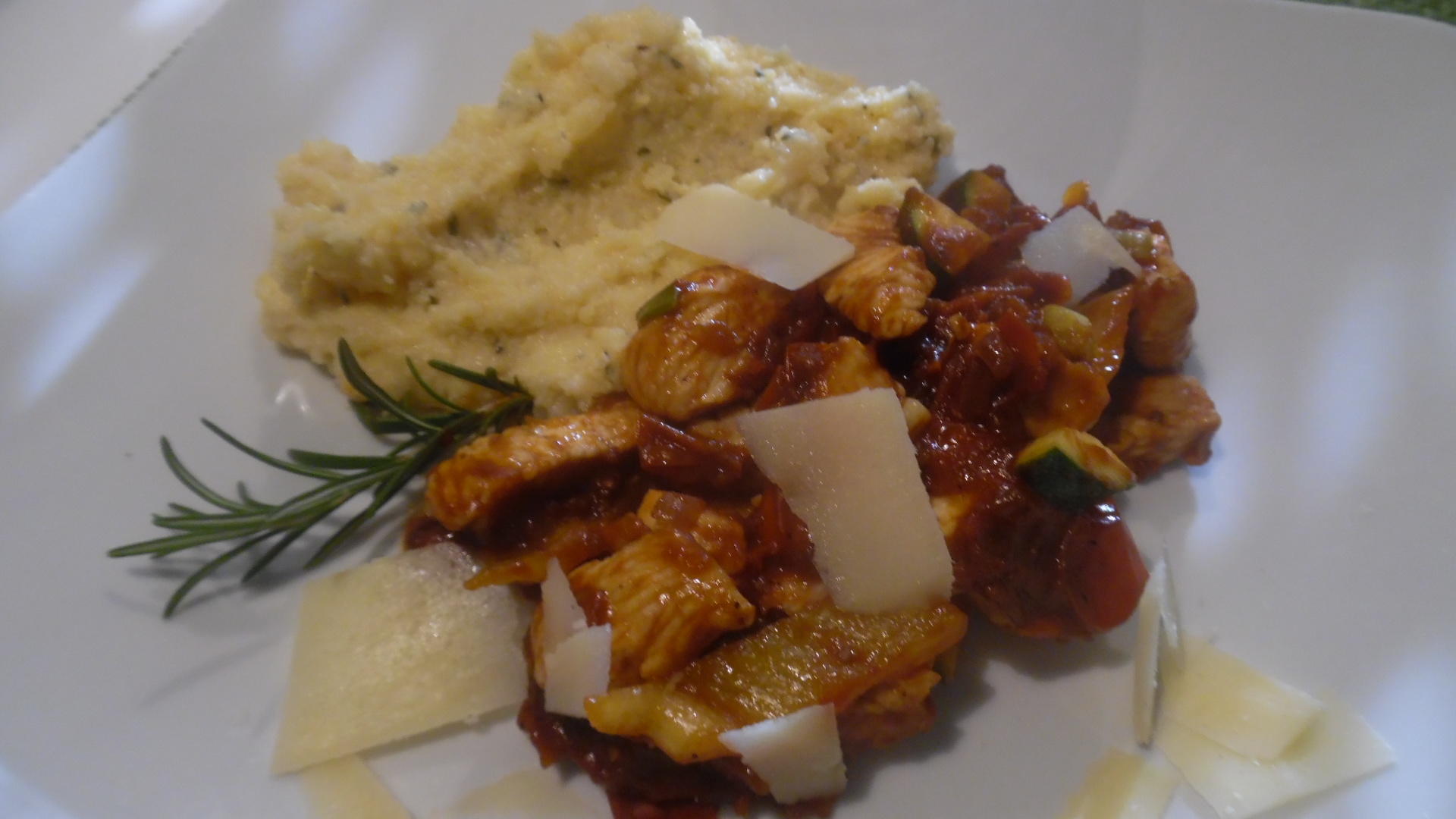 Bilder für Mediterrane Puten-Pfanne mit cremiger Rosmarin-Polenta - Rezept