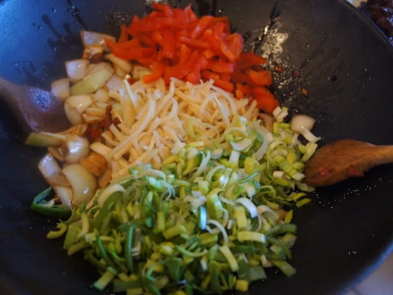 Rezept: Kalbsleber mit Gemüse im Wok und gelber Basmatireis Bild Nr. 6216 Kalbsleber mit Gemüse im Wok und gelber Basmatireis - Rezept - Bild Nr. 6216