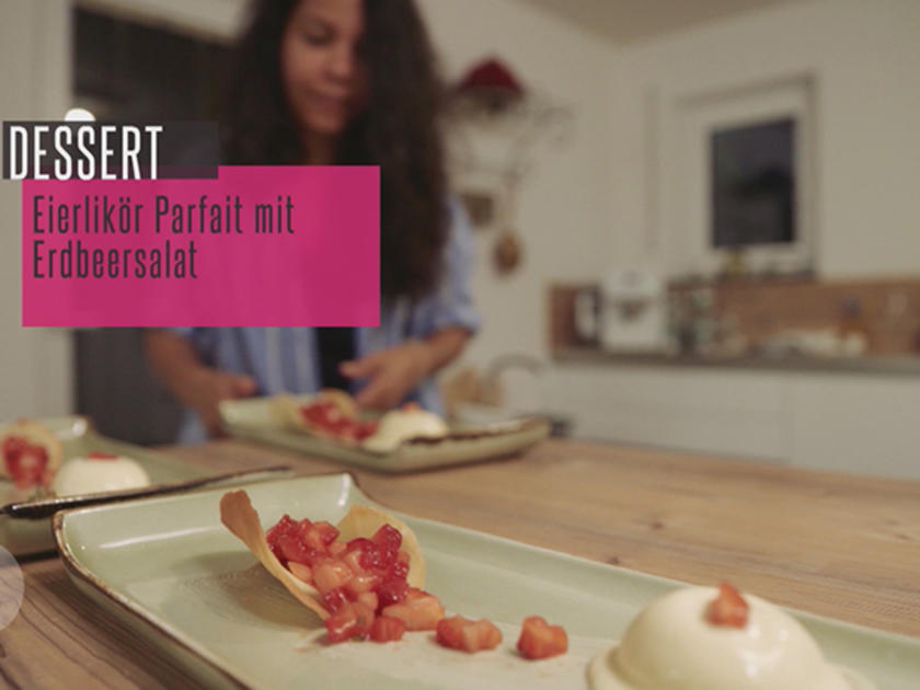 Eierlikörparfait mit Erdbeer Rosmarin Salat in der Hippe - von Das ...